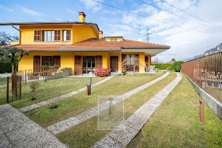 Foto Villa unifamiliare in via Don Tommaso Valsecchi, Vercurago di 222 m²