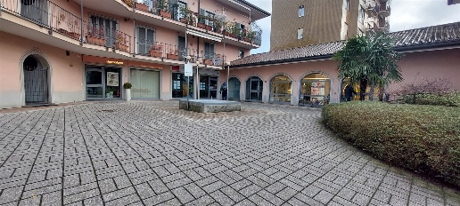 Foto Negozio in Piazza Galileo Galilei, Besana in Brianza Centro di 115 m²
