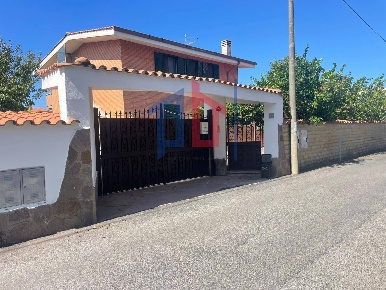 Foto Appartamento in Via Mar Nero, Pomezia di 105 m² con 4 locali