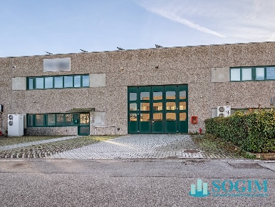 Foto Capannone industriale in via tevere, Fino Mornasco di 735 m²
