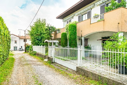 Foto Villa unifamiliare in VIA PER PREMEZZO 16, Gallarate Caiello di 230 m²
