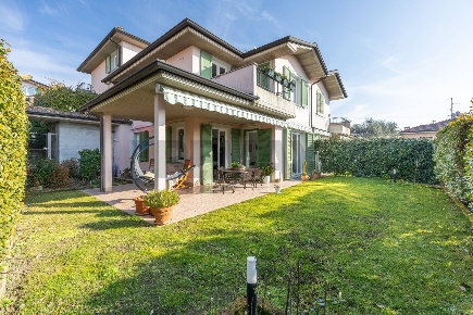 Foto Case semi ndipendenti in Via Bruno Carnini 8, Centro di 168 m²