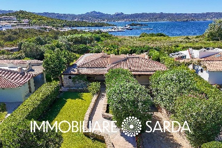 Foto Villa unifamiliare a Arzachena Baja Sardinia di 450 m² con 11 locali
