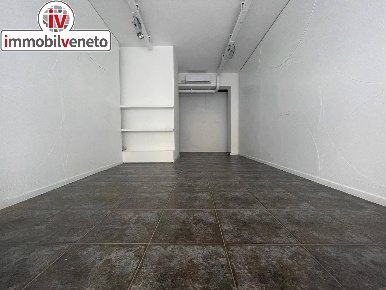 Foto Attività commerciale in VIA ROMA 52, Lonigo Centro di 120 m²