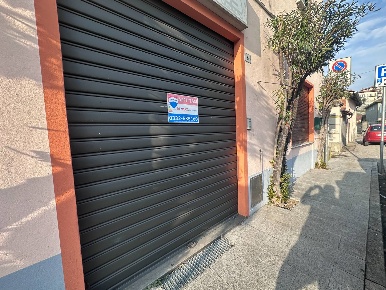 Foto Locale commerciale a Besozzo Centro di 70 m² con 3 locali in affitto