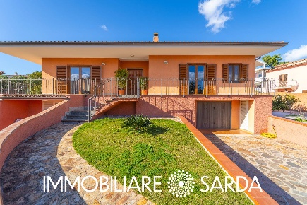 Foto Villa unifamiliare in Via Londra, Olbia di 350 m² con 9 locali