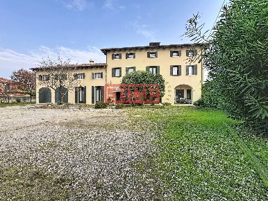 Foto Rustico a Paese Porcellengo di 620 m² con 12 locali in vendita