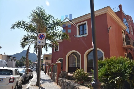 Foto Locale commerciale in Via Libertà, Golfo Aranci di 37 m² con 1 locali