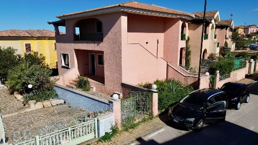 Foto Villa a schiera in VIA SALVATORE QUASIMODO 50, Olbia di 150 m²
