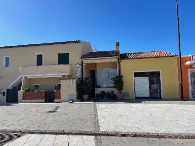 Foto Locale commerciale in Piazza Cossiga Golfo Aranci, Golfo Aranci