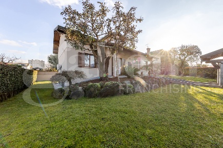 Foto Villa unifamiliare in Via Friuli 9, Parabiago di 250 m² con 7 locali