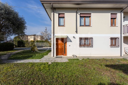 Foto Villa bifamiliare in Piazza Marconi 80, Pramaggiore di 210 m²