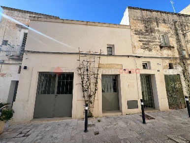 Foto Negozio in Via Umberto I 26-28-30, Grottaglie di 170 m² con 2 locali