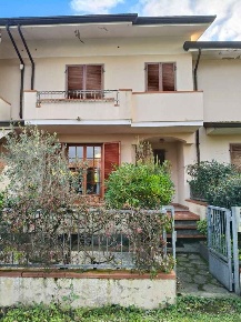 Foto Villa a schiera a Camaiore di 120 m² con 8 locali in vendita