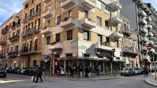 Foto Locale commerciale in Via Dante Alighieri 22, Bari Murat di 75 m²