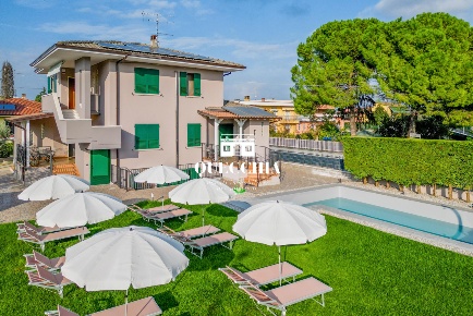 Foto Villa unifamiliare in Via Diaz, Castelnuovo del Garda di 571 m²