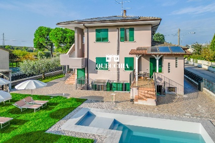 Foto Villa unifamiliare in Via Diaz, Castelnuovo del Garda di 571 m²