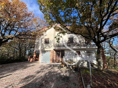 Foto Case indipendenti a Monzuno Centro di 180 m² con 7 locali in affitto