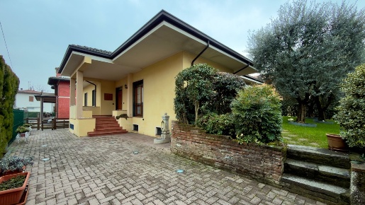 Foto Villa singola in Via I Maggio, Castegnato di 295 m² con 4 locali