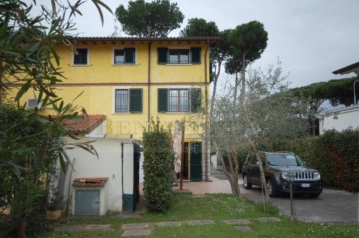 casa indipendente in vendita a Pietrasanta in zona Vignone