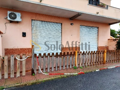 Foto Locale commerciale in Via Condino, Fiumicino Isola Sacra di 110 m²