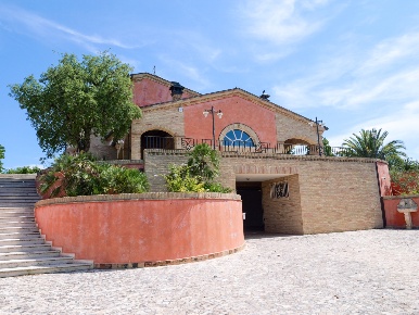 Foto Villa unifamiliare in Via Passarini, Recanati di 396 m² con 16 locali