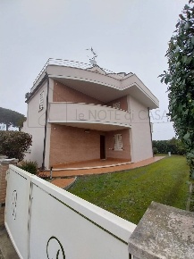 Foto Villa unifamiliare in Via dei Cosmonauti, Cervia Pinarella di 300 m²