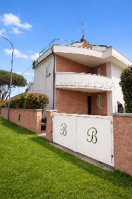 Foto Villa unifamiliare in Via dei Cosmonauti, Cervia Pinarella di 300 m²