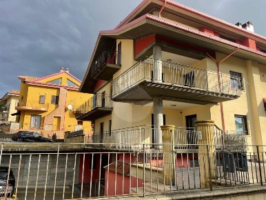 Foto Appartamento in Ettore Majorana, Acri Centro di 110 m² con 5 locali