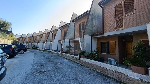 Foto Villa a schiera in VIA CAPANNA, Castelforte di 140 m² con 6 locali