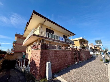 Foto Appartamento in Lungomare delle Sirene, Pomezia di 115 m² con 4 locali