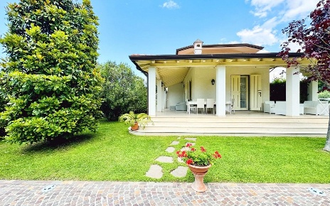 Foto Villa bifamiliare a Forte dei Marmi Centro di 180 m² con 8 locali