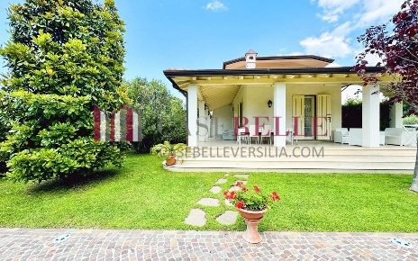 Foto Villa bifamiliare a Forte dei Marmi Centro di 180 m² con 8 locali