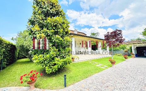 Foto Villa bifamiliare a Forte dei Marmi Centro di 180 m² con 8 locali