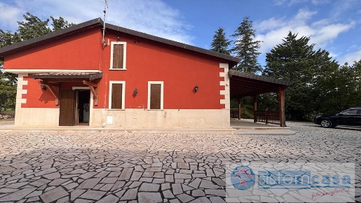 Foto Villa unifamiliare a Corato di 200 m² con 4 locali in vendita