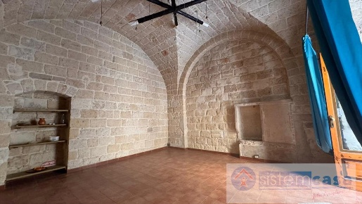 Foto Locale commerciale a Corato di 100 m² con 2 locali in affitto