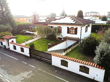 Foto Villa unifamiliare a Palosco di 304 m² in vendita