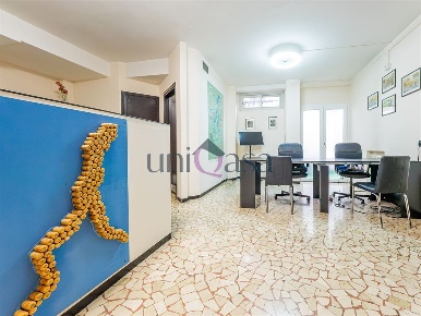 Foto Ufficio in Via Camillo Benso conte di cavour, Lecco Centro di 75 m²