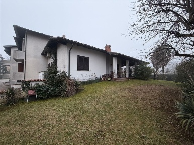 Foto Villa a schiera a Magenta di 250 m² con 3 locali in vendita