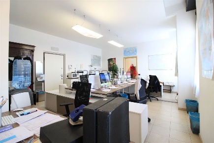 Foto Ufficio in viale Lombardia, Brugherio Centro di 71 m² con 1 locali
