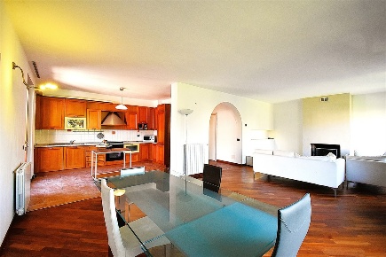 Foto Appartamento in Via Adro, Capriolo di 360 m² con 8 locali in vendita