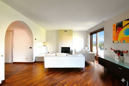 Foto Appartamento in Via Adro, Capriolo di 360 m² con 8 locali in vendita