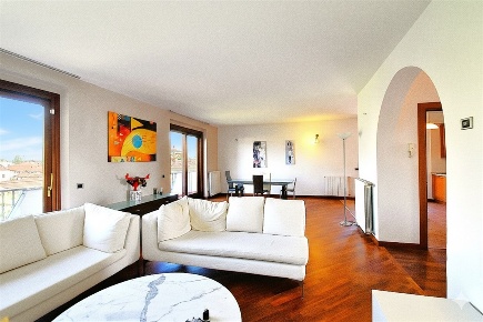 Foto Appartamento in Via Adro, Capriolo di 360 m² con 8 locali in vendita