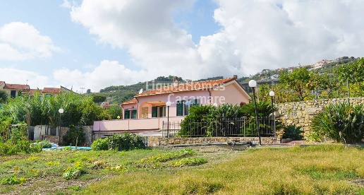 Foto Villa unifamiliare in Regione Piani, Cipressa Piani Ciapin di 107 m²