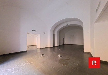 Foto Locale commerciale in Via Cesare Battisti, Caserta di 554 m²