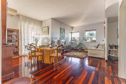 Foto Appartamento in Via Giulio Petroni 120, Bari Poggiofranco di 260 m²