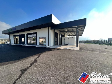 Foto Locale commerciale in VIA DIVERSIVO ACQUACHIARA, Fondi Centro