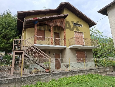 Foto Casa indipendente in Via San giorgio 9, Endine Gaiano Endine di 250 m²