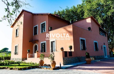 Foto Villa unifamiliare in Via Della Merluzza, Roma Le Rughe di 350 m²