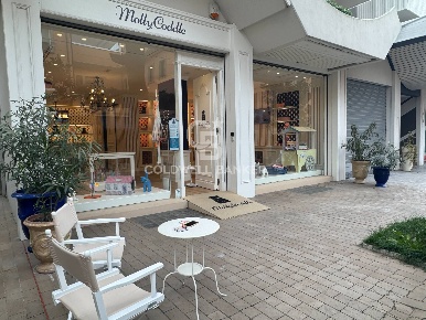 Foto Negozio in Viale Virgilio 5, Riccione Centro di 192 m² con 1 locali